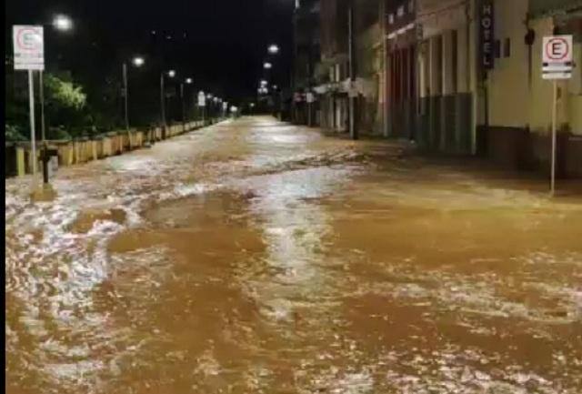Imagens que circulam nas redes sociais mostram ruas do centro da cidade tomada pela água