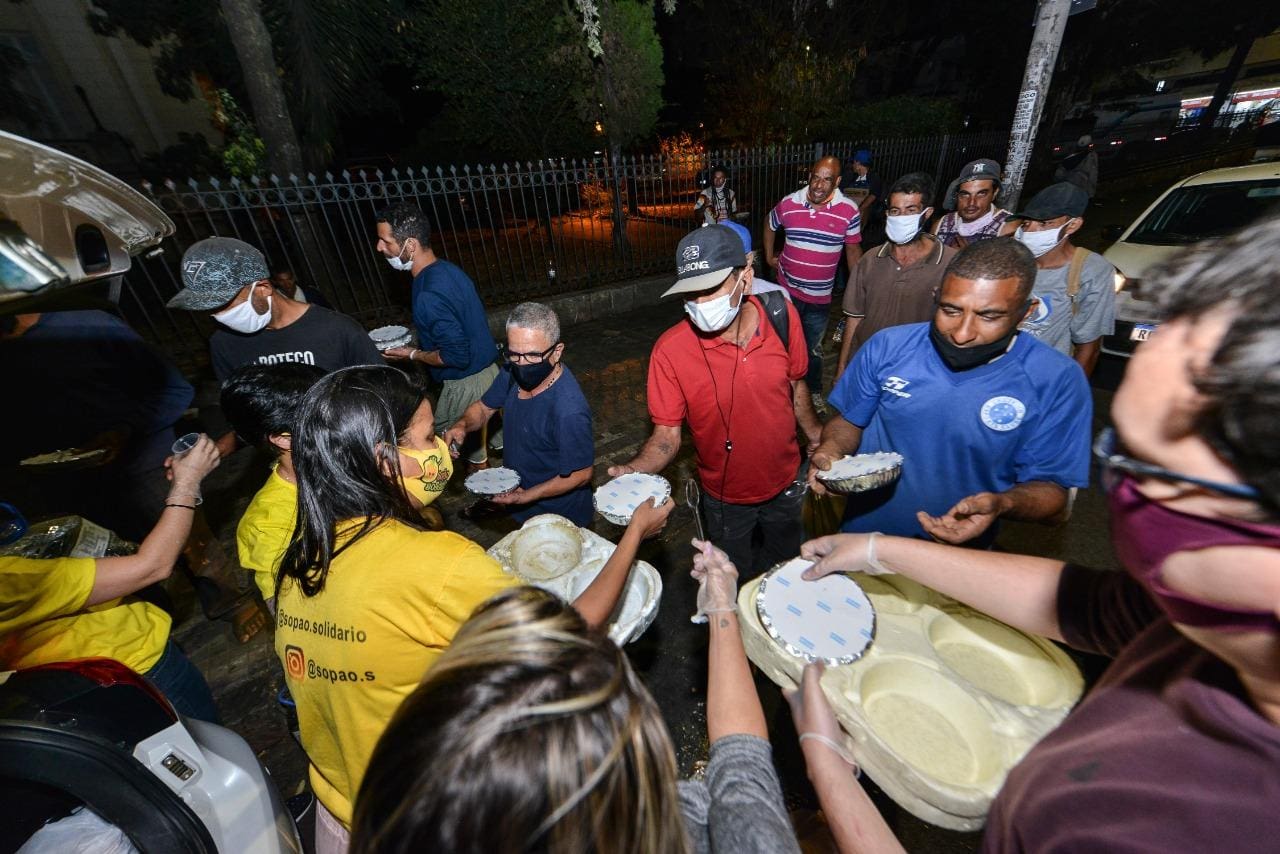 Dezenas de moradores de rua recebem marmitas da iniciativa Sopão Solidário