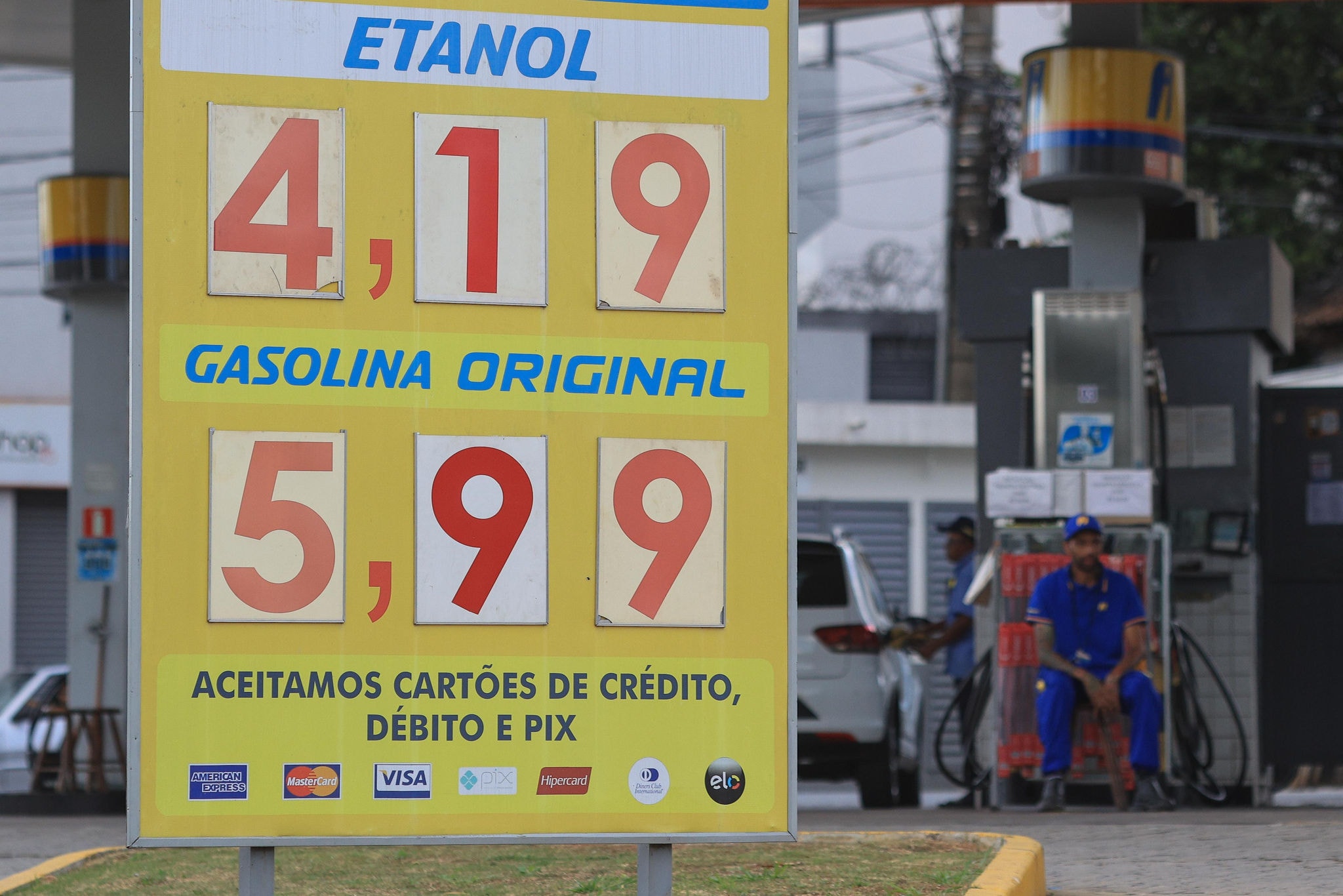 Postos na avenida Tereza Cristina, na região Oeste da BH, vendem etanol a R$ 4,19