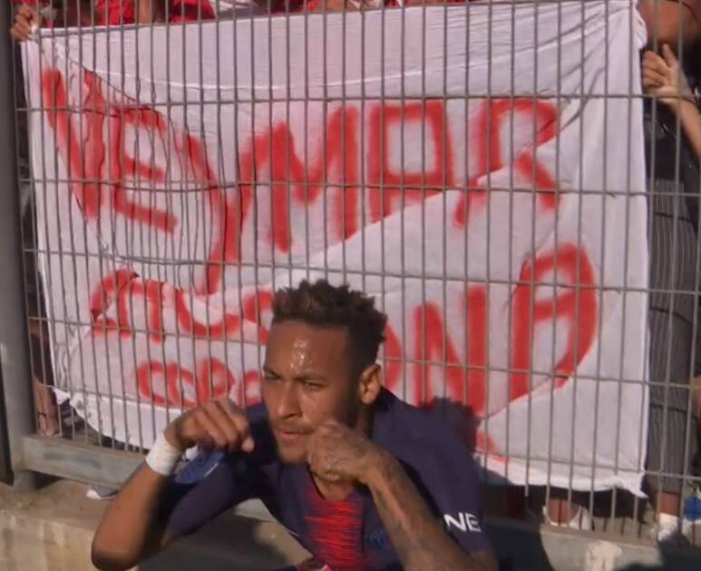 Craque brasileiro comemorou em frente a cartaz que trazia críticas a ele Craque brasileiro comemorou em frente a cartaz que trazia críticas a ele