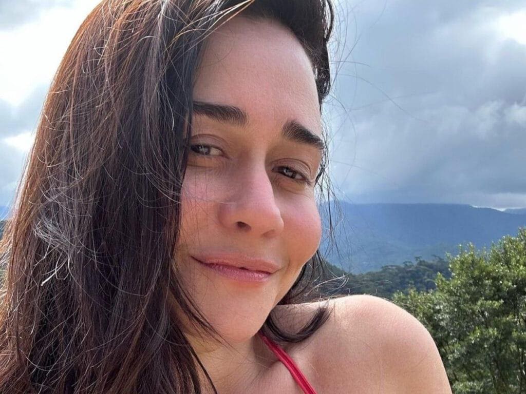 No ar em ‘Paraíso Tropical’, Alessandra Negrini impressiona ao surgir de cara lavada
