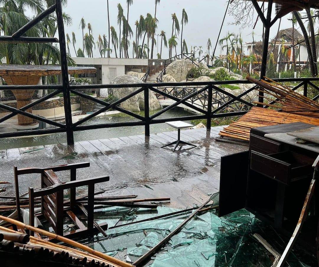 Hotel Emporio em Acapulco destruído
