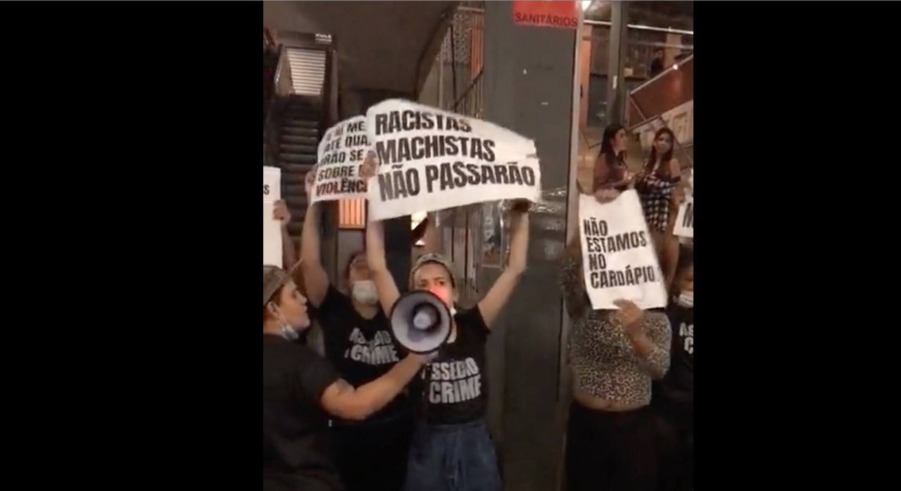 Ato de protesto contra assédio e por mais segurança percorreu corredores do Mercado Novo neste sábado (25)