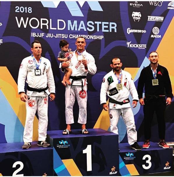 Atleta festeja, no pódio, a conquista do título mundial em solo americano