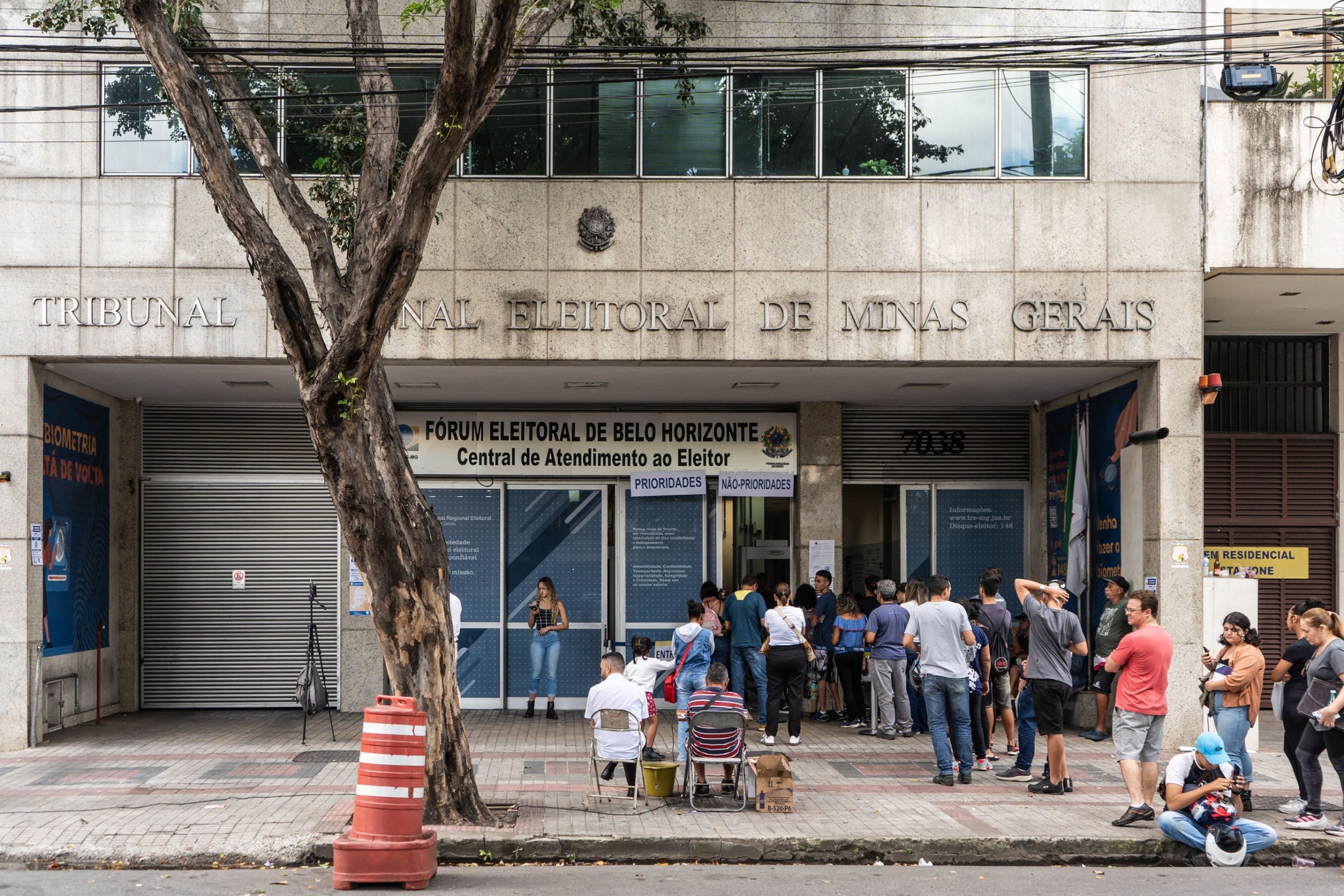 Eleitores foram filas em frente às centrais de atendimento da Justiça Eleitoral no último dia do prazo para regularizar o título