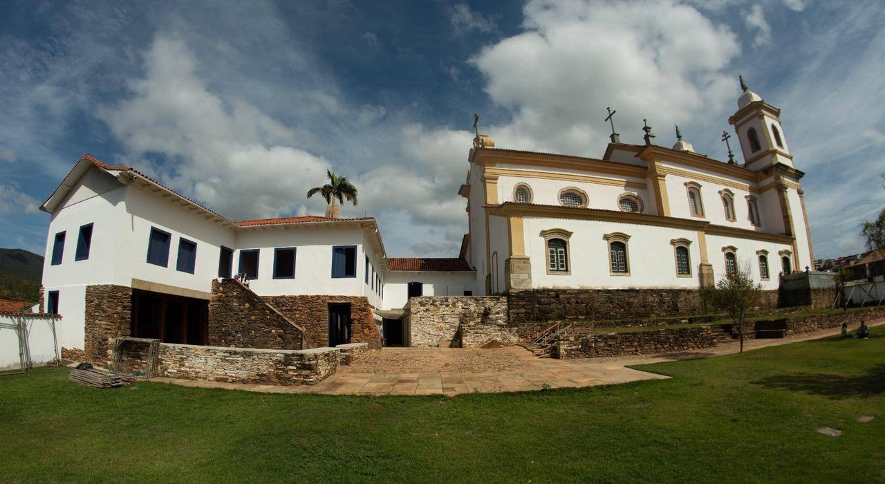 Fachada lateral dos imóveis históricos Casa do Conde de Assumar, que vai sediar o Museu de Mariana, e Igreja de São Francisco de Assis, em Mariana