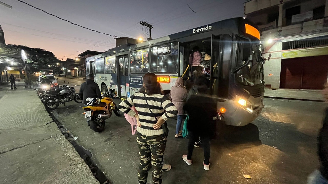 Redução no número de viagens durante o período de férias escolares tem gerado longas esperas e superlotação