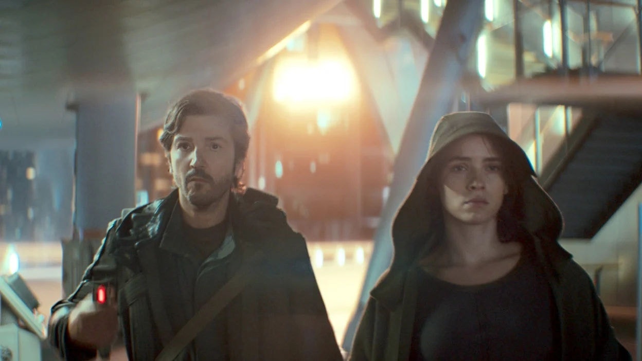 Cassian (Diego Luna) e Bix (Adria Arjona) após cumprirem uma missão.