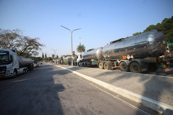 Tanqueiros avaliam paralisação em Minas Decisão deve sair nesta segunda-feira (14/3)