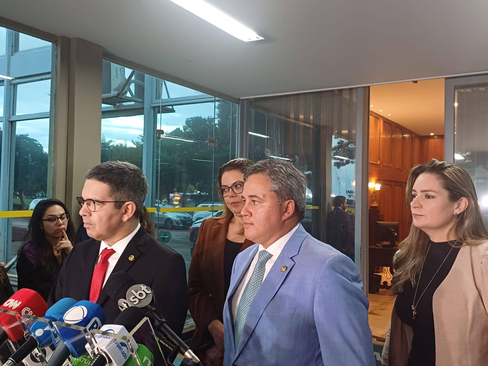 Os senadores Randolfe Rodrigues e Efrai Filho após reunião com Fernando Haddad