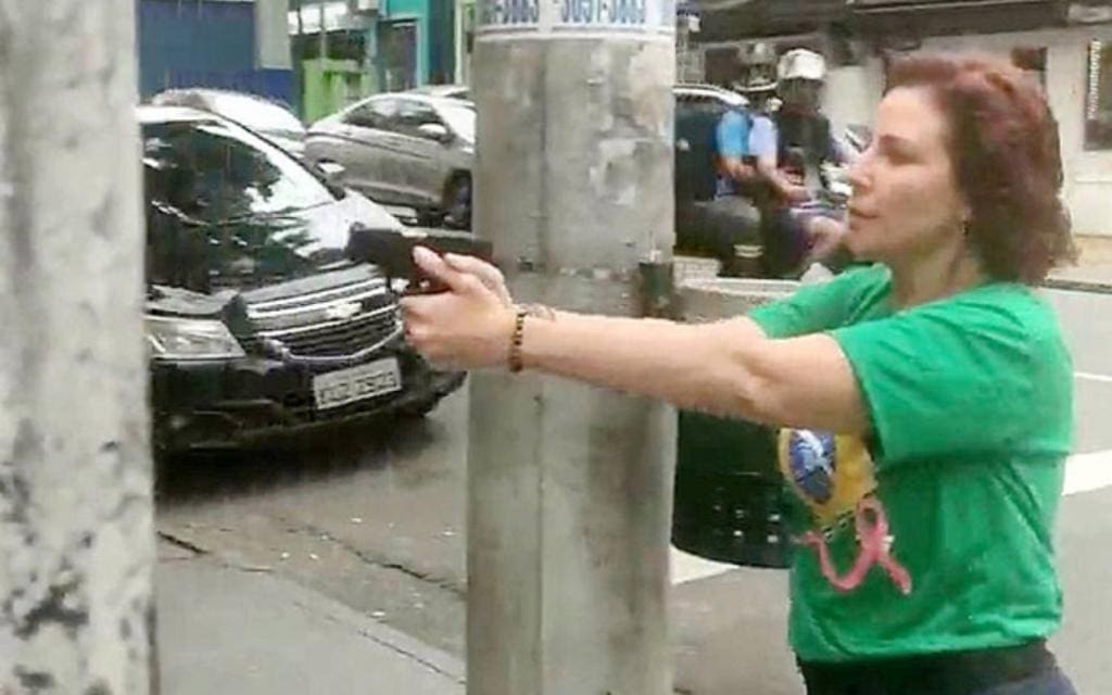 Carla Zambelli foi gravada enquanto corria com uma arma em punho apontada por um homem que a contestou