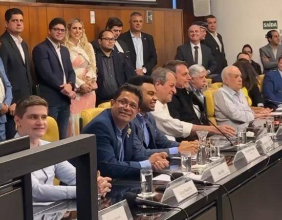 O presidente do PL, Valdemar da Costa Neto, e o ex-presidente Jair Bolsonaro participaram nesta terça de evento de filiação de Fernando Holiday e Lucas Pavanato à sigla