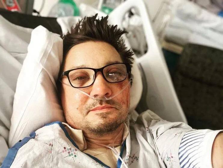 Jeremy Renner publica foto no hospital após grave acidente