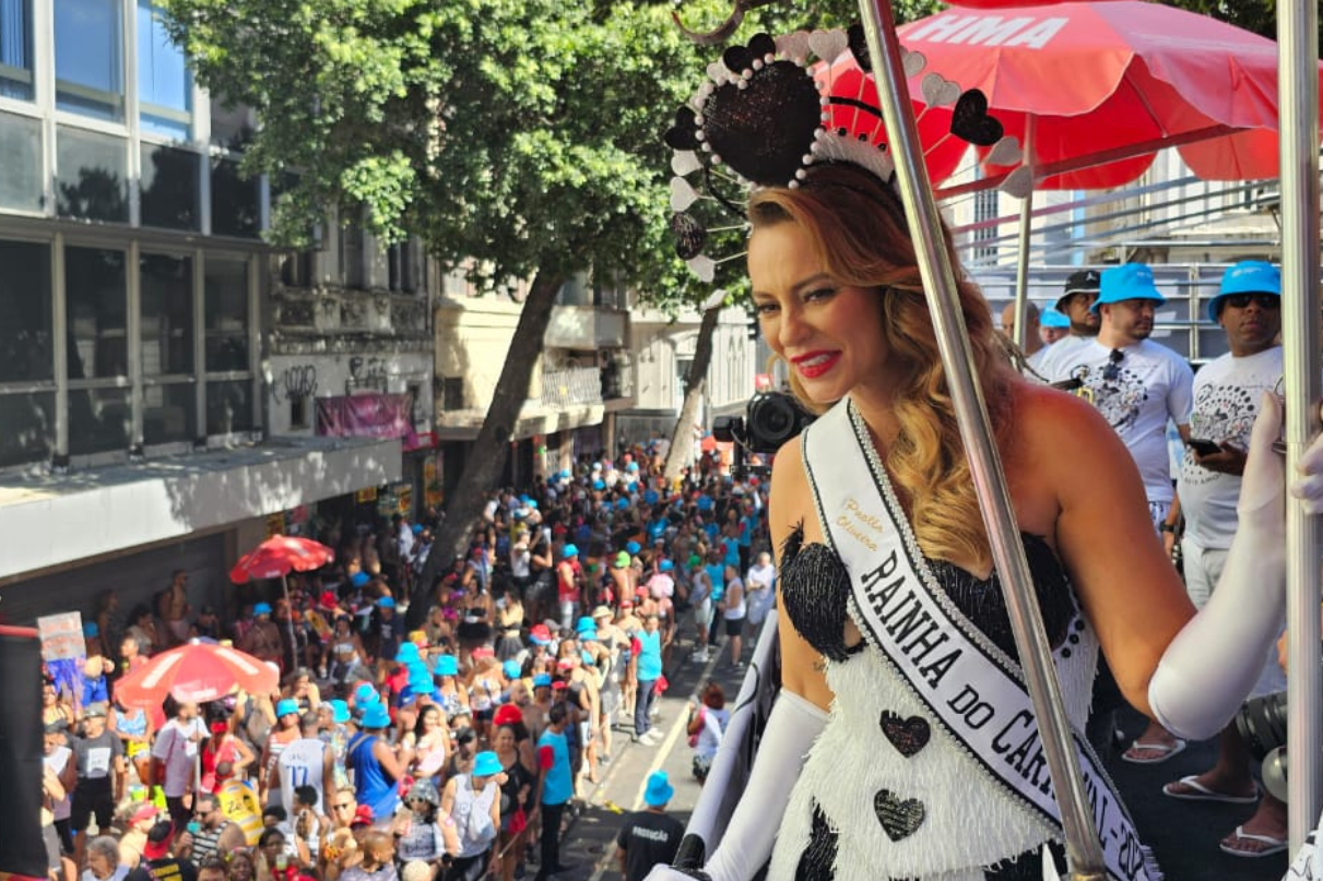 Paolla Oliveira desfila como rainha do Cordão do Bola Preta