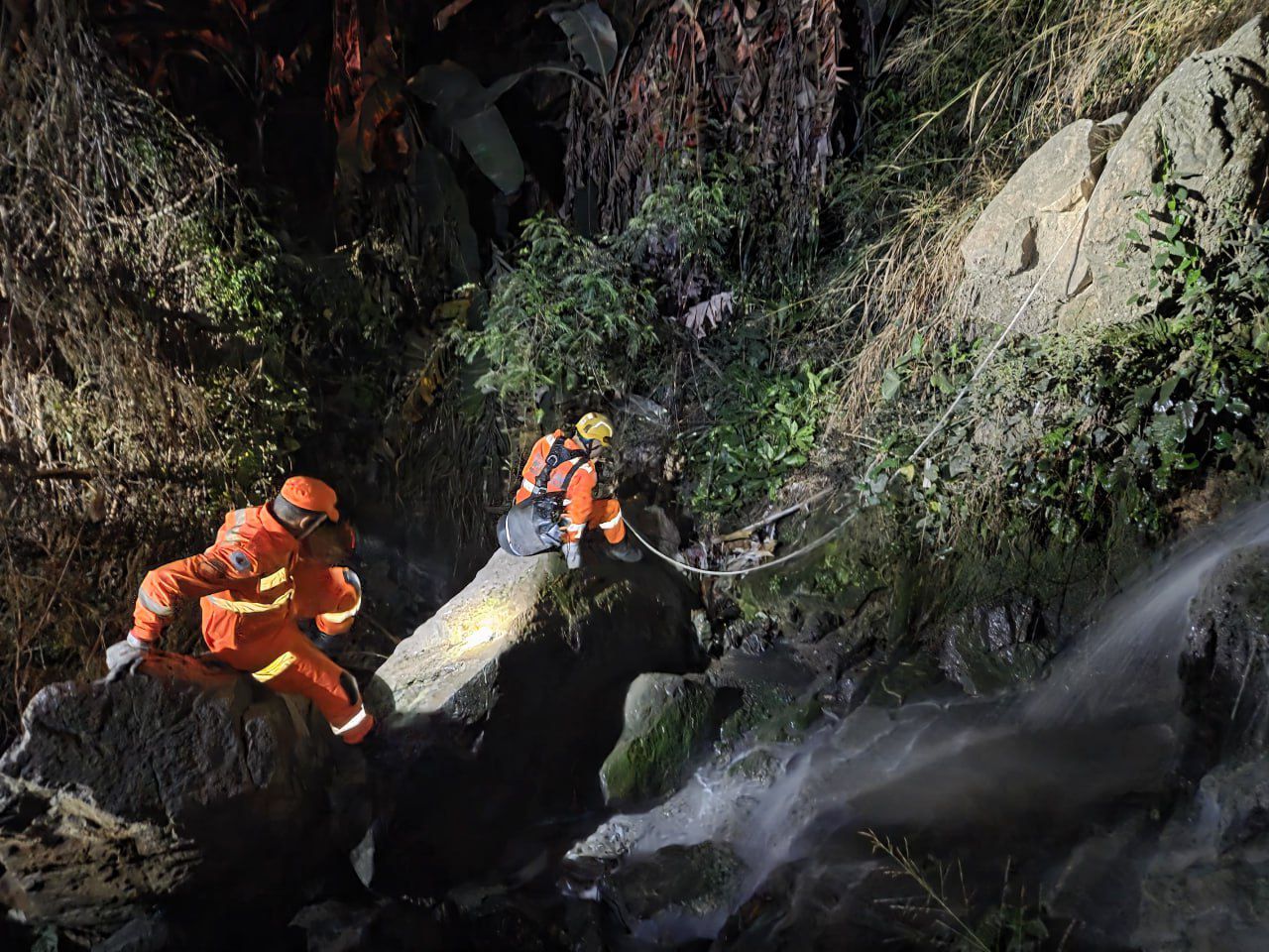  A vítima acabou caindo do barranco dentro de um córrego que passa abaixo