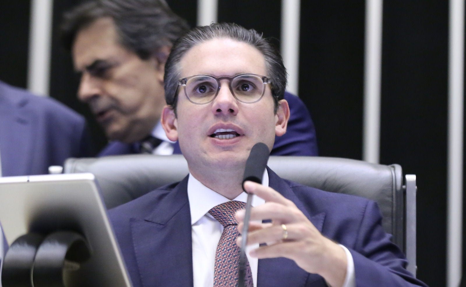 Gesto do presidente Hugo Motta (Republicanos-PB) é recado para o governo Lula (PT) e reflete incômodos do Congresso Nacional com o Executivo