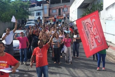 Em greve, trabalhadores da entidade fizeram um protesto nesta terça (16) 