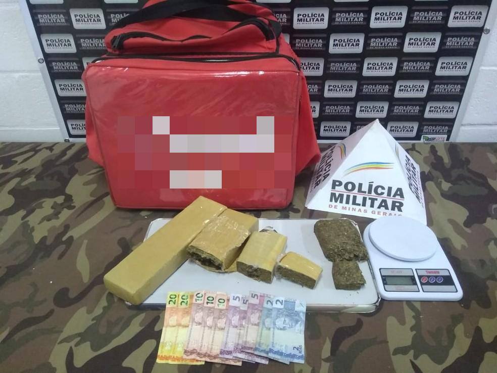 Pacotes de maconha, balança de precisão, dinheiro e a bolsa utilizada no crime