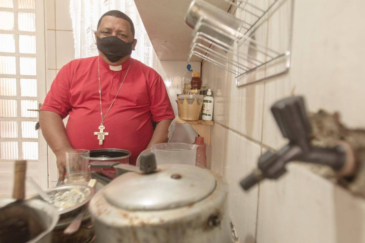 Dom Lucas Macieira vive no bairro Dumaville há oito anos e sempre enfrentou o problema da falta de água na região