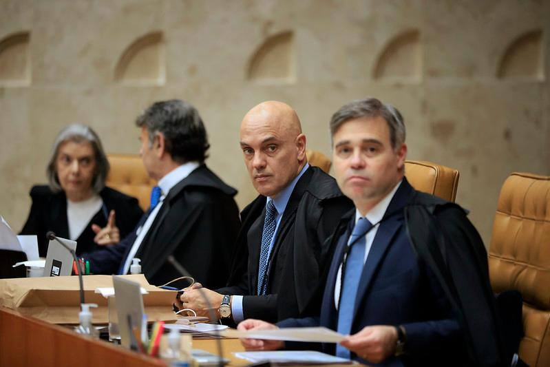 Alexandre de Moraes (c) entre os ministros Cármen Lúcia, Luiz Fux e André Mendonça