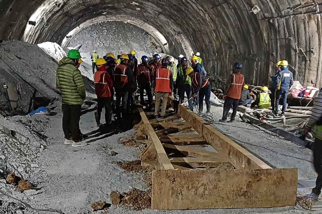 Mais de cem socorristas no norte da Índia lutam para salvar trabalhadores soterrados