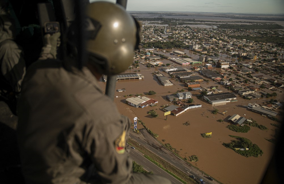 Militar brasileiro sobrevoa cidade de Eldorado do Sul, que está completamente alagada