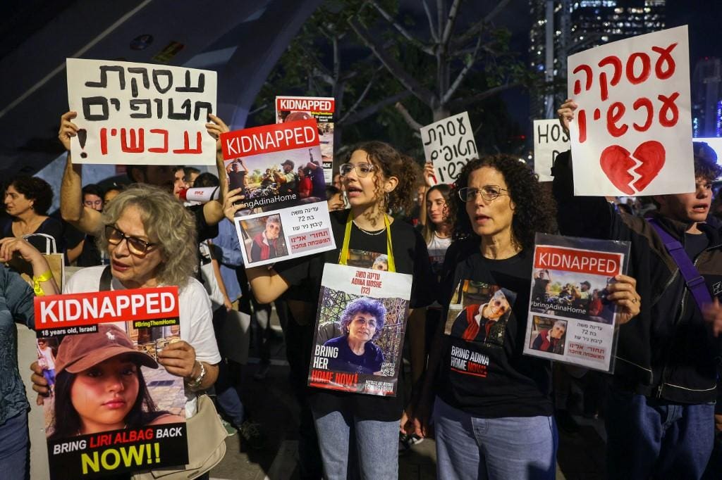 Familiares de israelenses sequestrados pelo Hamas fazem protesto em Tel Aviv