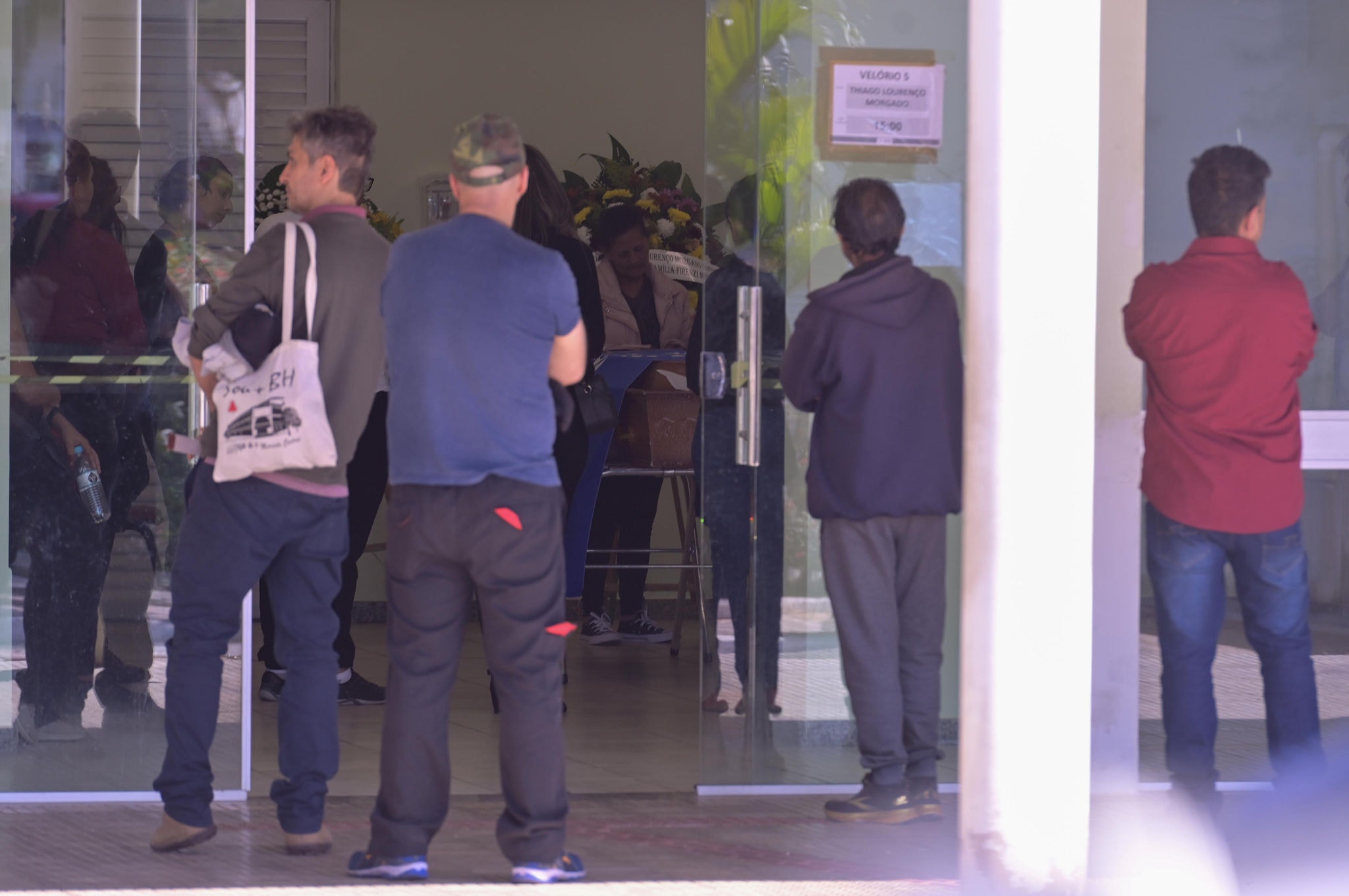 Familiares e amigos se despedem de Thiago Morgado em velório no Cemitério da Saudade