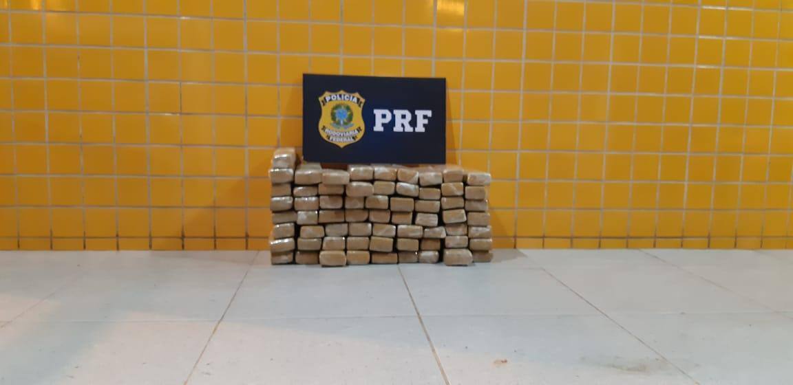 A droga apreendida estava distribuída em 64 tabletes