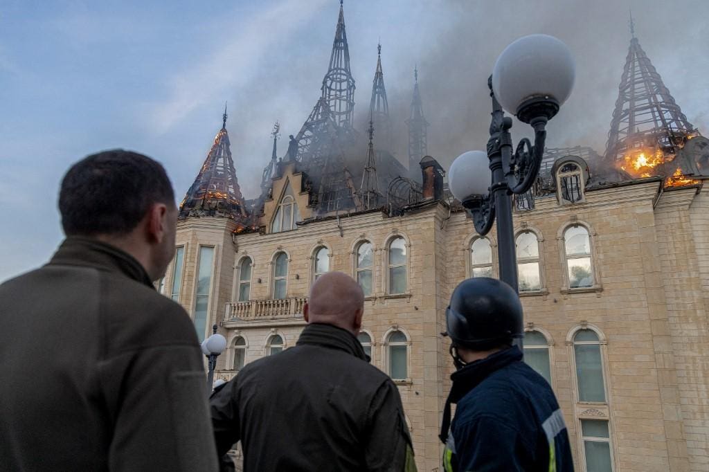 Conhecido como “Castelo de Harry Potter”, edifício aparece em chamas