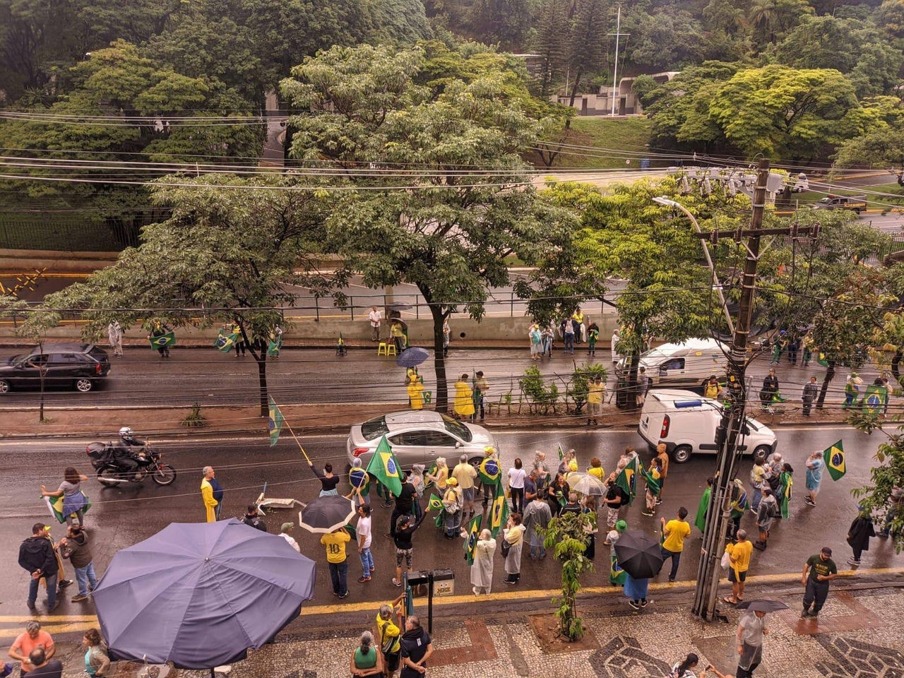 Manifestantes na Avenida Raja Gabaglia