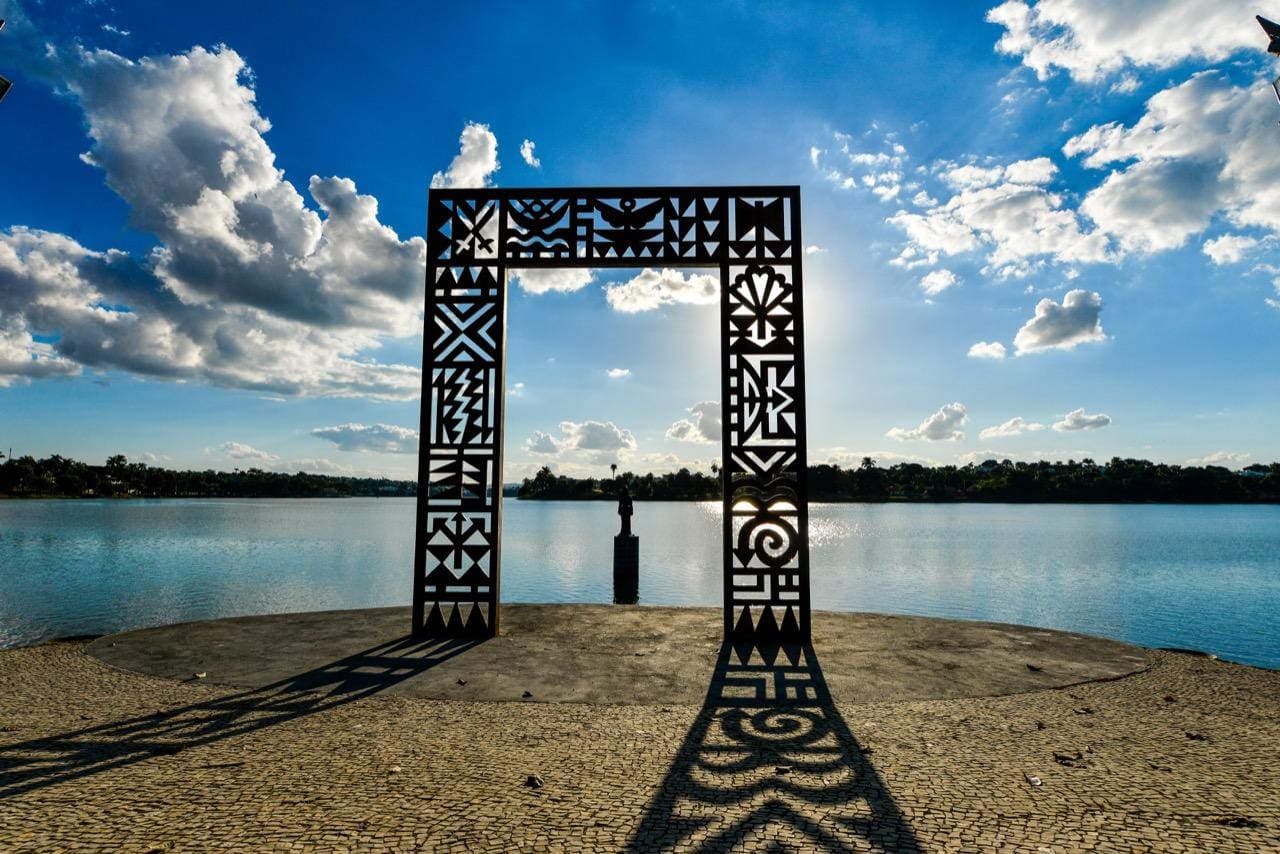 Sol abençoa o Portal de Iemanjá na Lagoa da Pampulha em Belo Horizonte