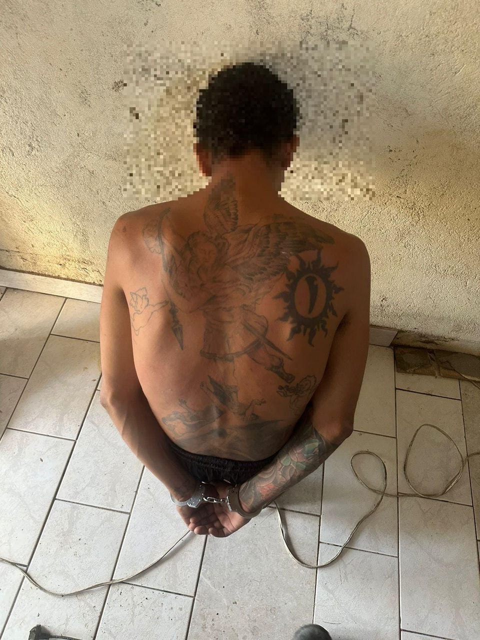 O suspeito estava escondido na casa que ele havia começado a construir para morar com a companheira