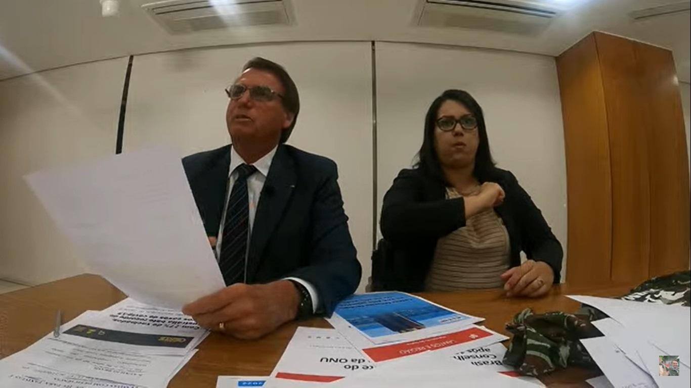 Presidente reafirma em live que sua filha, Laura Bolsonaro, de 11 anos, não será vacinada contra a Covid-19