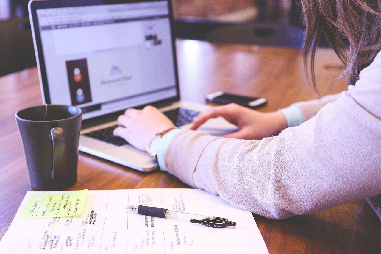 Cursos podem ser feitos de maneira online ou presencial