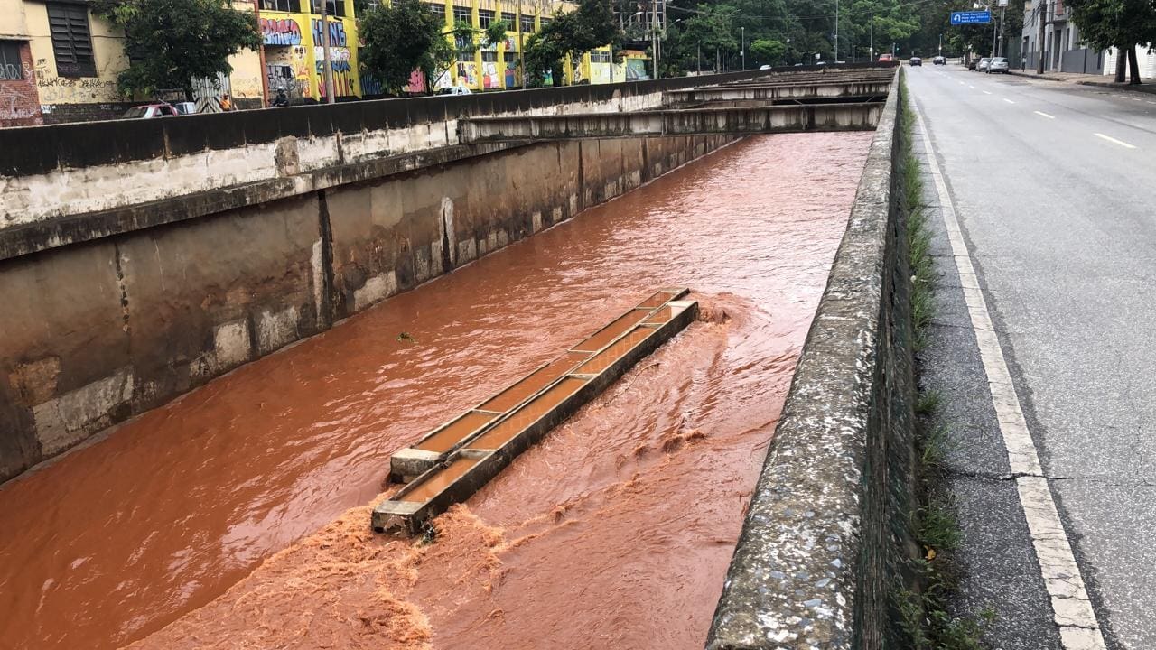 Vigas de concreto caíram no ribeirão Arrudas por causa da força da chuva
