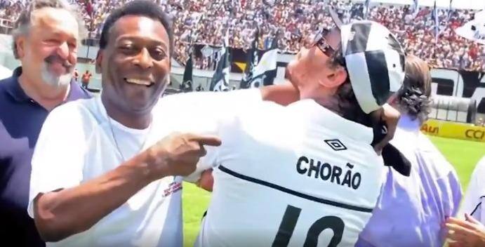 Vídeo mostra o encontro entre Pelé e Chorão na Vila Belmiro