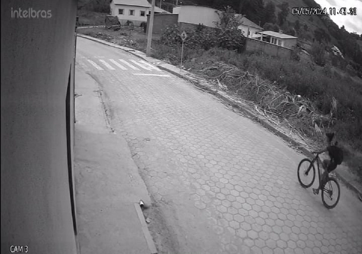 Câmeras de segurança registraram vítima andando de bicicleta minutos antes do crime