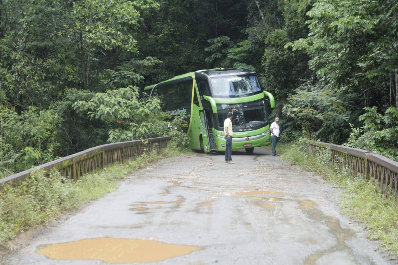 Ônibus quebrado interdita MG-030, um dos desvios da BR-356