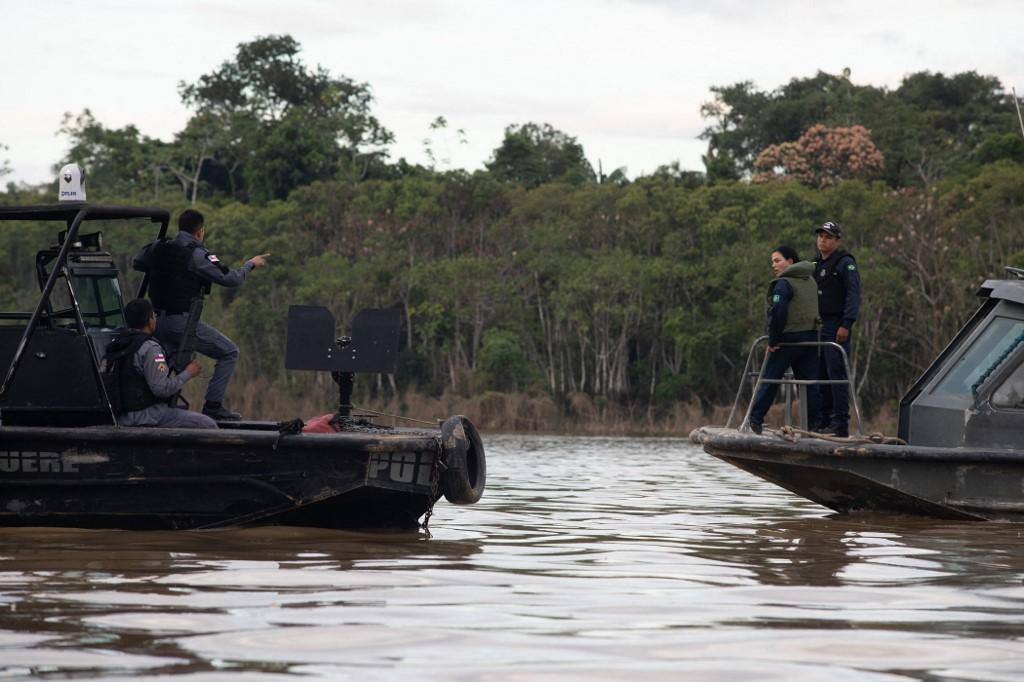 Policiais federais fazem buscas no Rio Itaquaí, na Amazônia, onde Dom Phillips e Bruno Pereira foram atacados