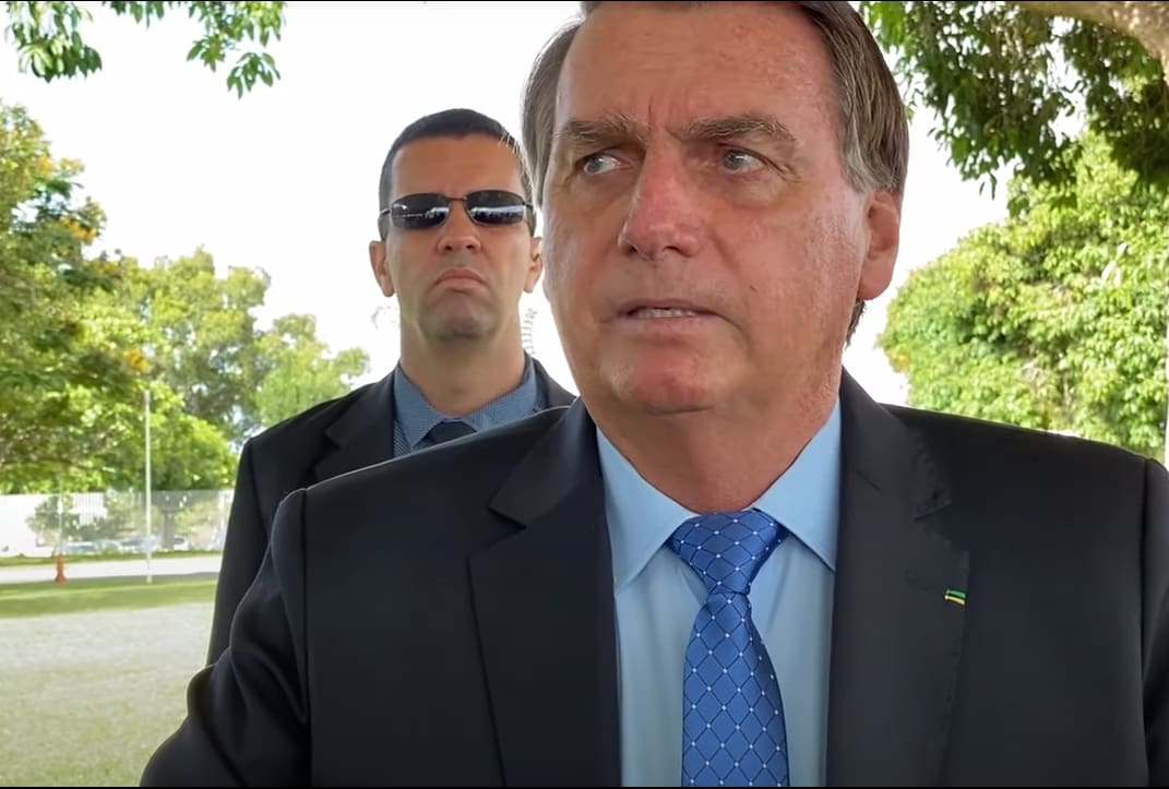 Jair Bolsonaro, presidente da República, em conversa com apoiadores