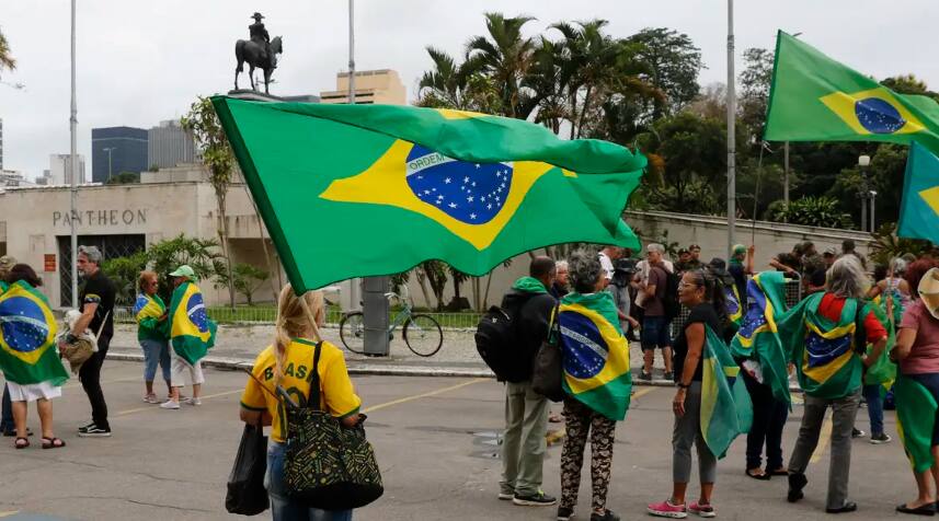 Apoiadores do ex-presidente Jair Bolsonaro (PL) que acampavam em frente à sede do Comando Militar do Leste (CML), no centro do Rio de Janeiro