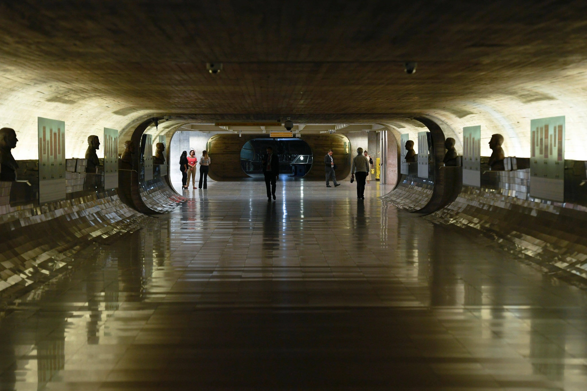 Na imagem, o chamado Túnel do Tempo do Senado Federal, utilizado como passagem entre o plenário e as salas das comissões temáticas