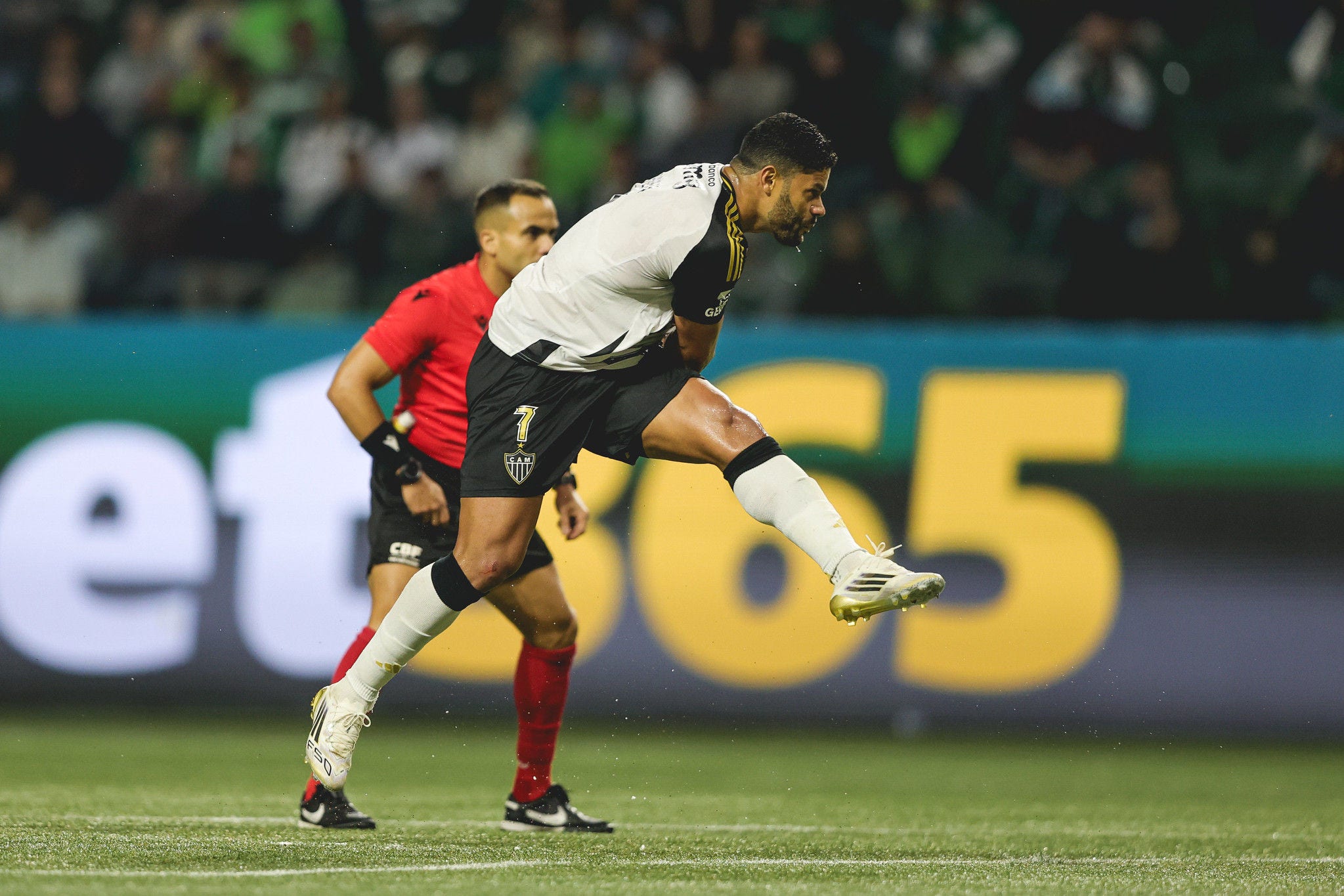 Hulk cobrando falta pelo Atlético