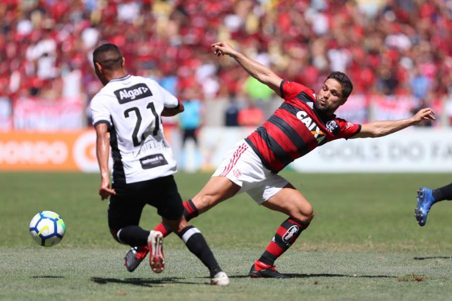 Diego chegou a balançar as redes em lance anulado por impedimento e quase marcou um gol olímpico