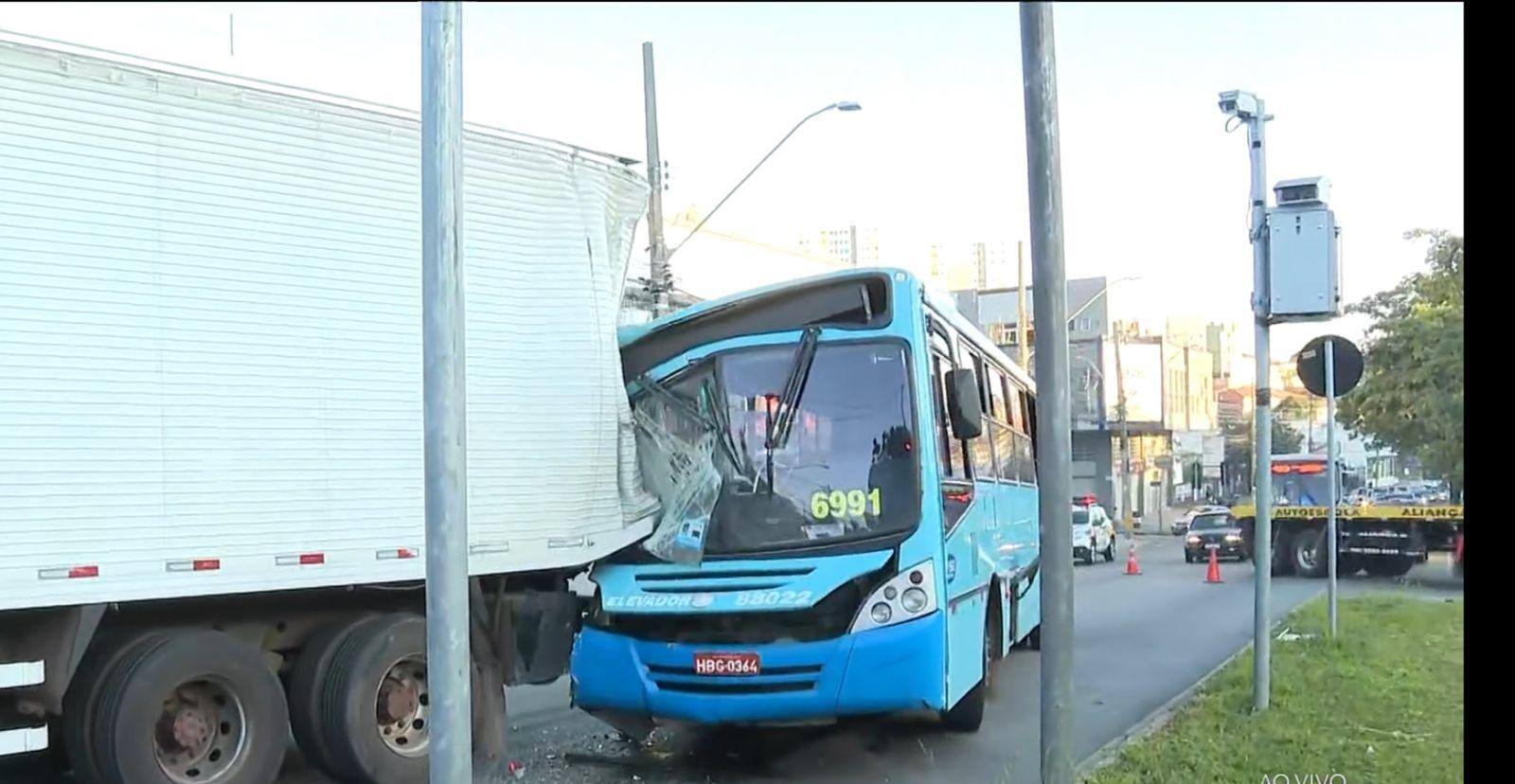 Acidente entre ônibus e caminhão interdita avenida em Betim