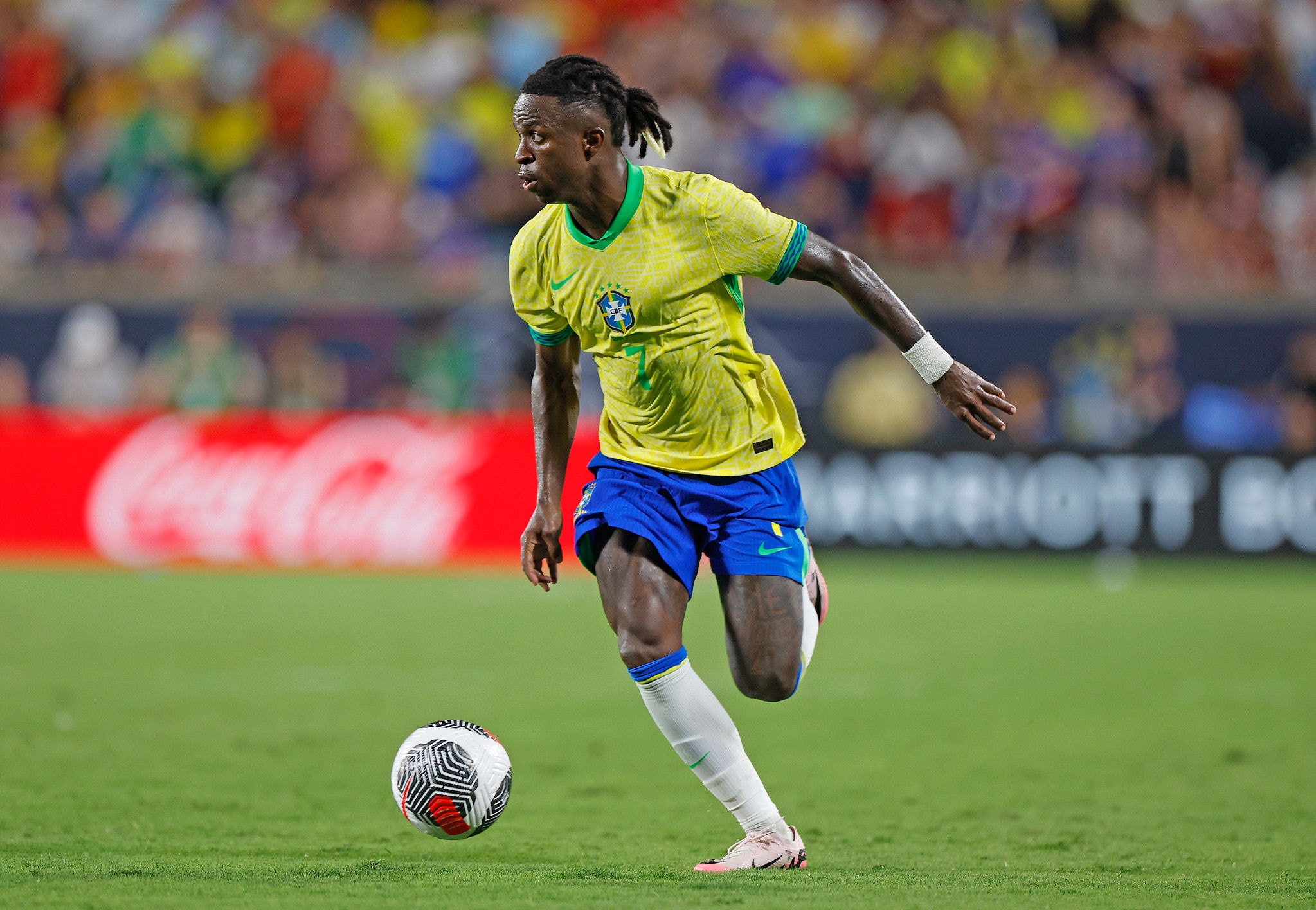 Atacante Vini Jr. ainda busca seu primeiro título com a seleção brasileira. Um bom desempenho na Copa América pode ser decisivo para ele assegurar o prêmio de melhor do mundo na temporada