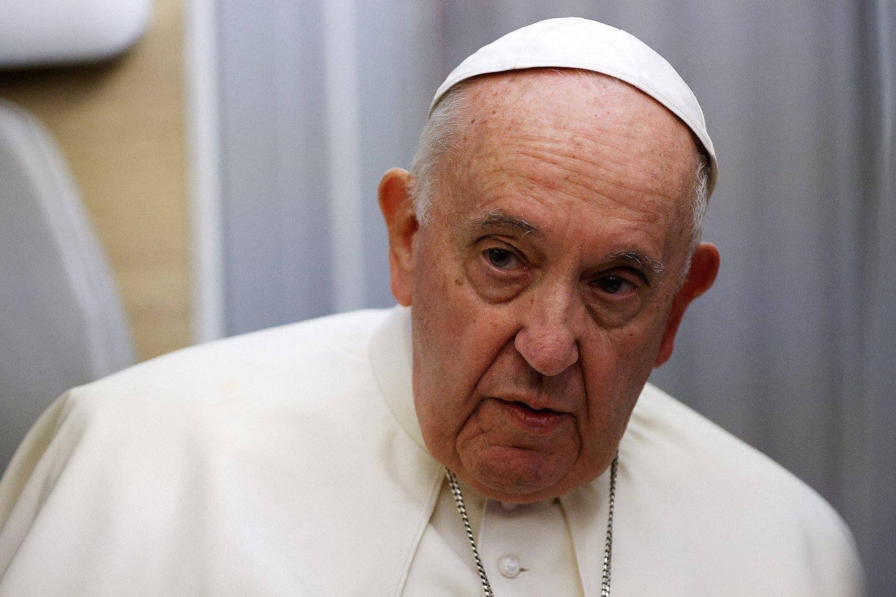 Papa Francisco tem enfrentado dores nos joelhos, que dificultam sua locomoção, mas irá ao Cazaquistão para congresso