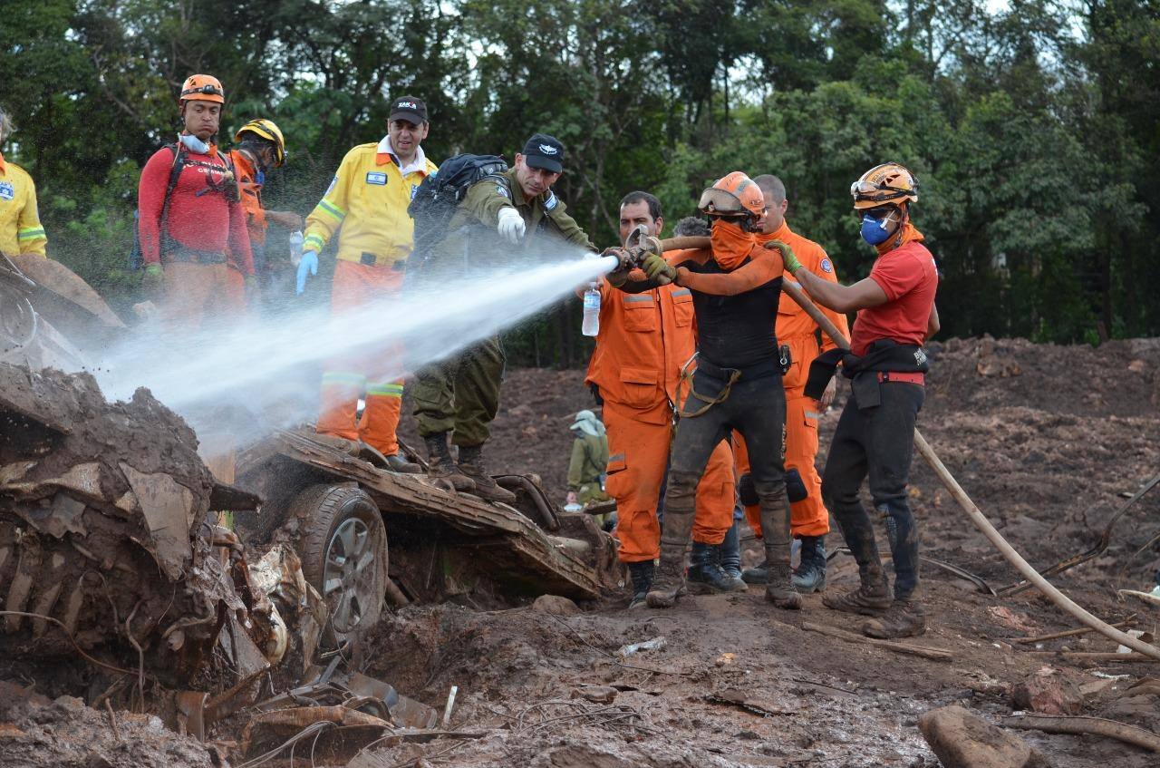Militar israelense acompanha trabalho dos bombeiros