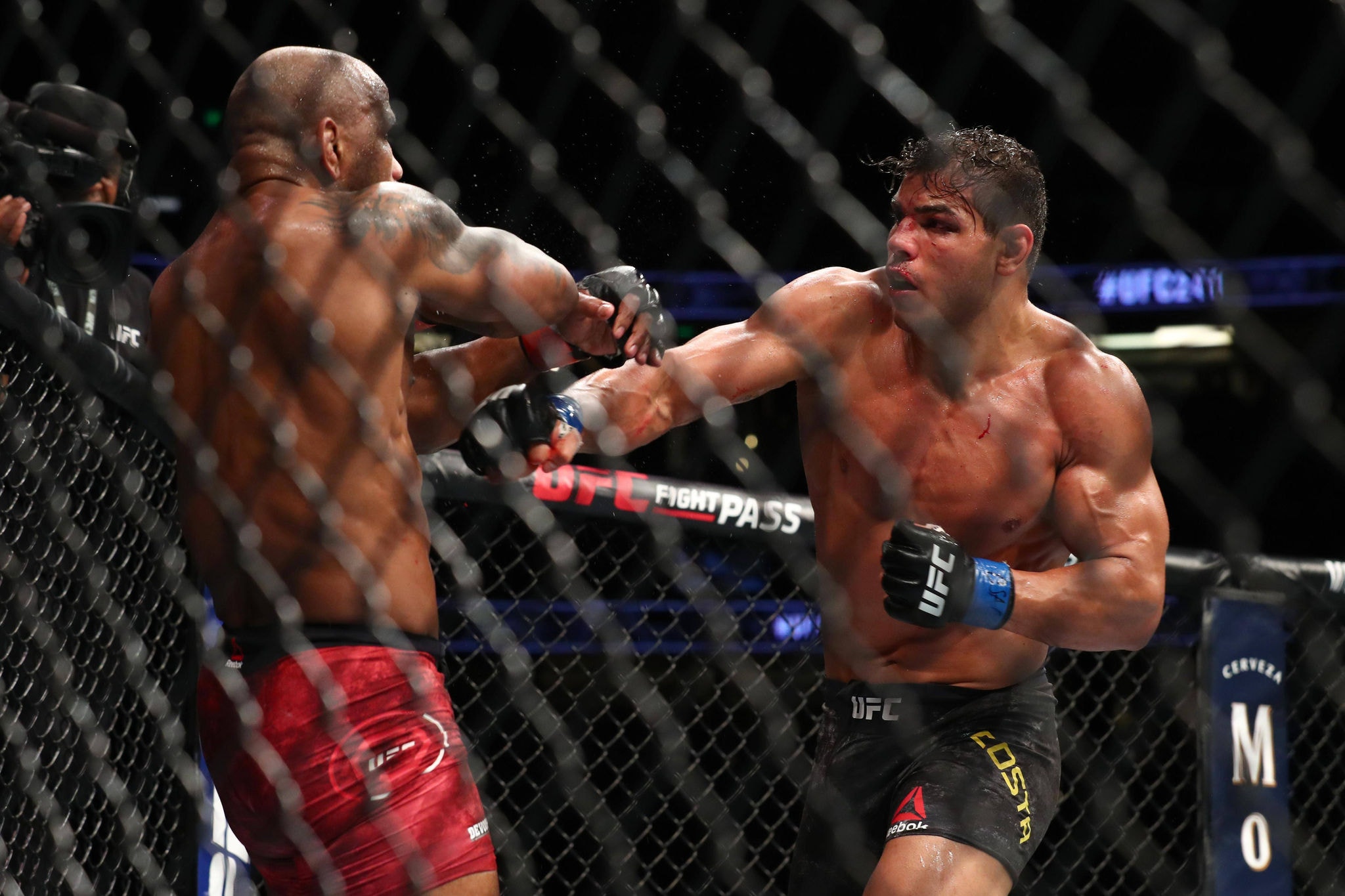 Em uma luta muito equilibrada, o mineiro Paulo Borrachinha derrotou o cubano Yoel Romero, na decisão dos árbitros
